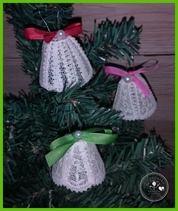 Vánoční ozdoba krajka - zvonek zelený