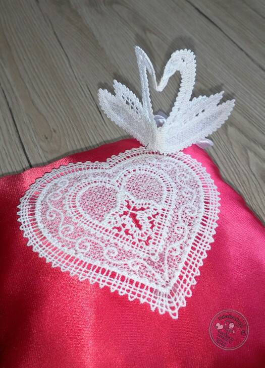 Svatební polštářek se srdíčkem a labutí